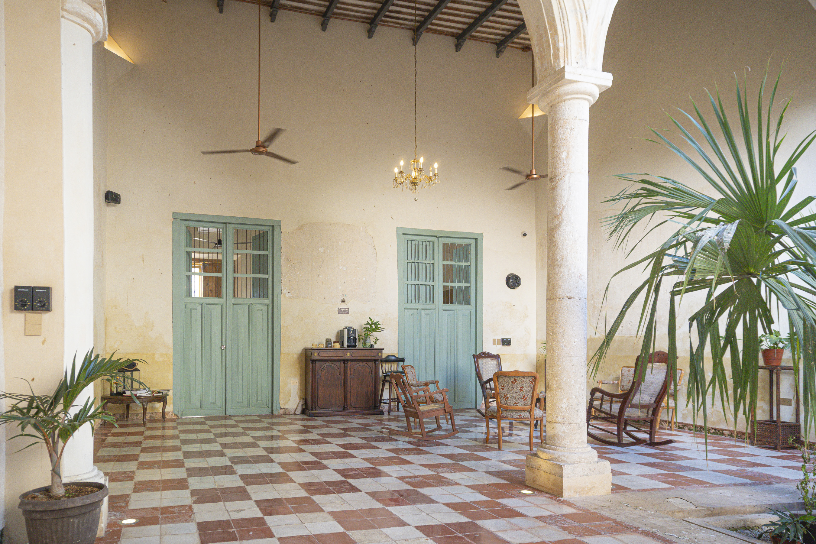 Patio de la casona histórica – Cien Sueños Mérida